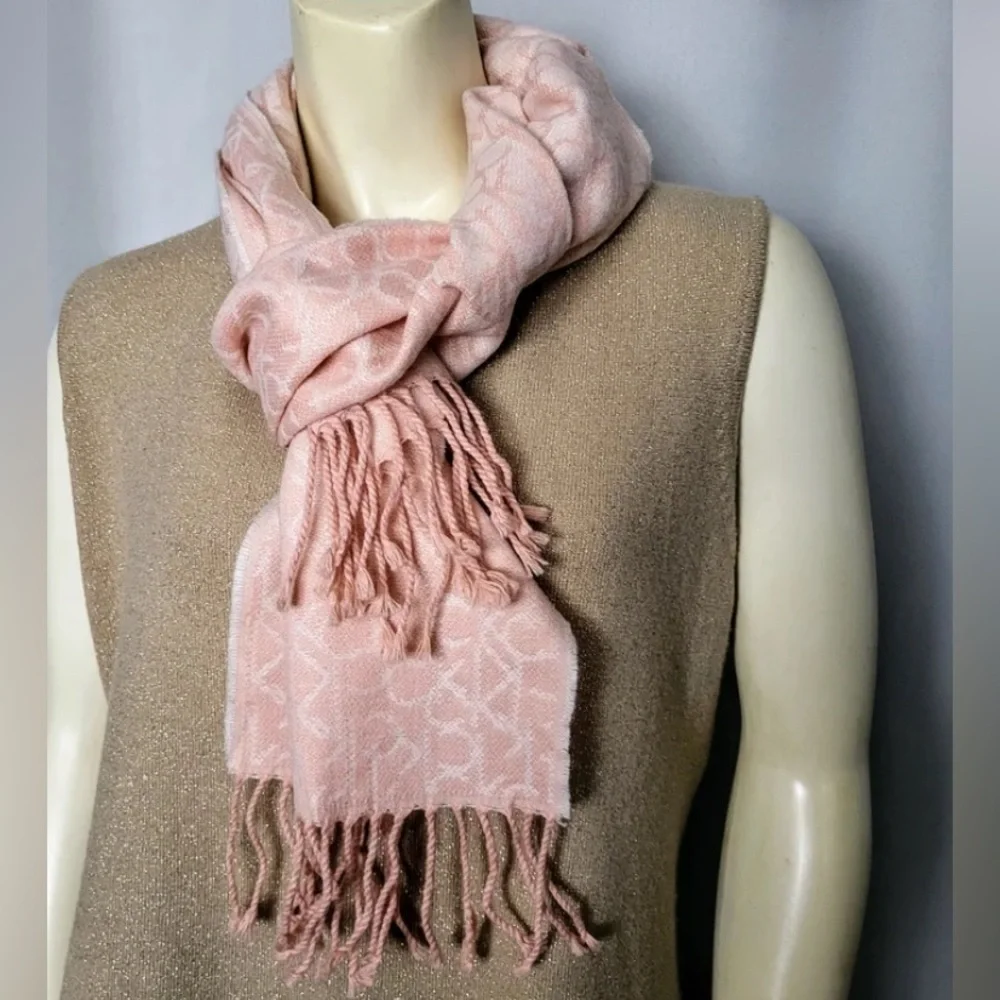 CALVIN KLEIN Classic Logo Pattern Winter Scarf/Light Peach and White Double Face